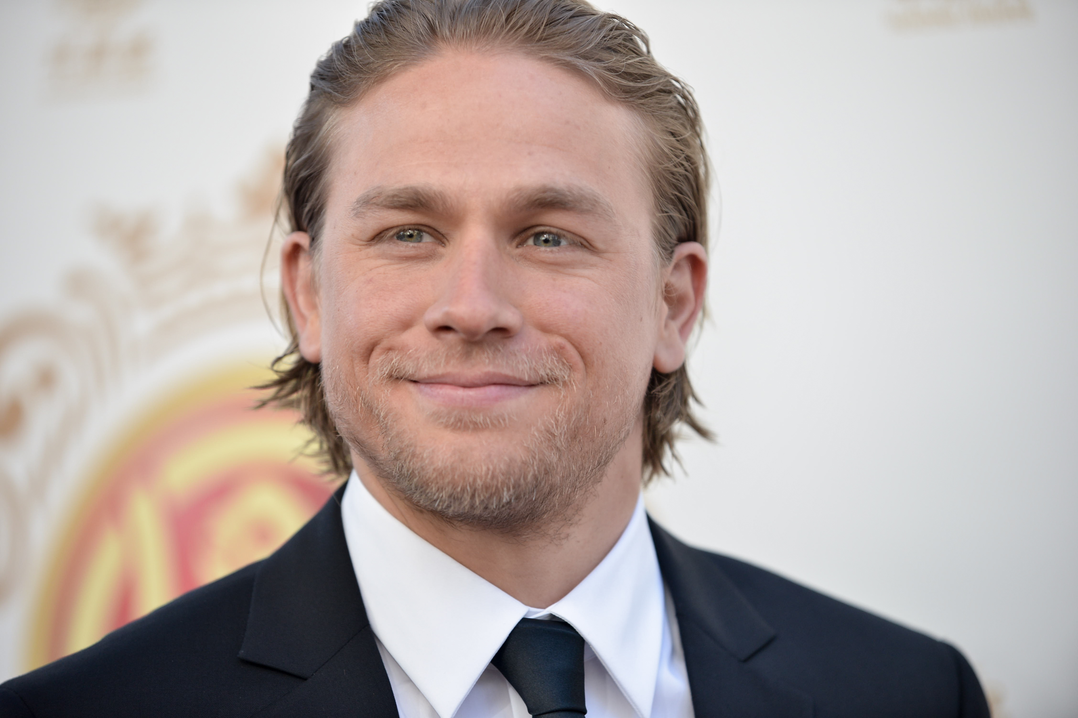 Rei Arthur: A Lenda Da Espada | Charlie Hunnam Virá Ao Brasil Divulgar ...